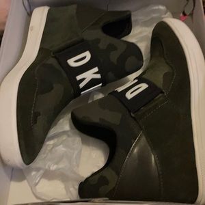 DKNY Wedge Sneaker - Camo print
